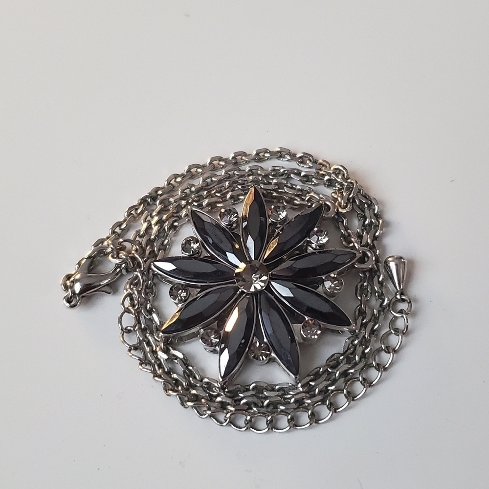 Daisy flower Patterned open and close Pendant Necklace 🌴